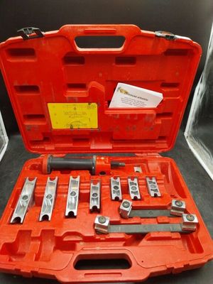 une mallette à outils rouge contenant un jeu de clés, posée sur une table