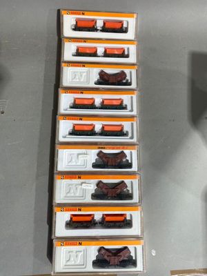 de nombreux modèles différents de trains miniatures exposés dans un magasin