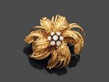 une broche en forme de fleur en or 18 carats et diamants, signée Van Cleef