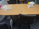 une table entourée de plusieurs chaises