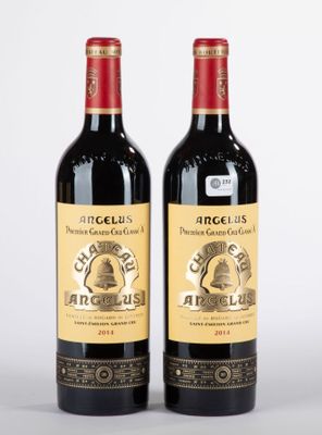 deux bouteilles de vin rouge posées l'une à côté de l'autre sur une table
