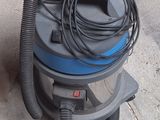 une photo d'un aspirateur sur le trottoir