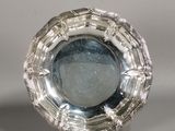 une assiette en argent posée sur un support