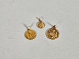 trois pendentifs en or représentant Jésus et Marie