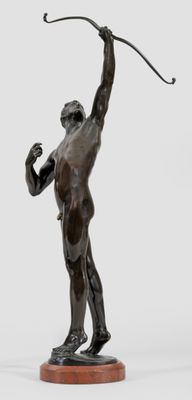 statue en bronze représentant un homme tenant un arc et une flèche, posée sur un socle en bois