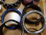 plusieurs bracelets différents sur un plateau en bois posé sur une table