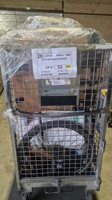 un chariot métallique contenant de nombreux objets
