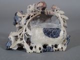 une figurine représentant un homme à moto décorée de crânes