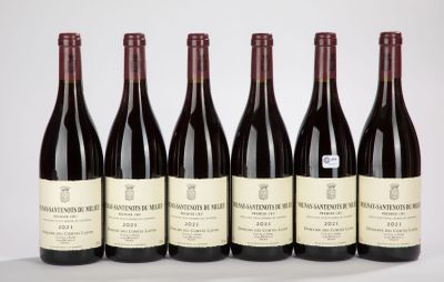 six bouteilles de vin sont alignées sur une table