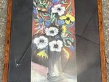 une photo d'un tableau représentant des fleurs dans un vase posé par terre