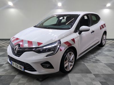 la voiture blanche est garée sur un sol en damier dans le garage