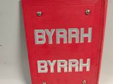 boîte rouge de bouche d'incendie sur laquelle est inscrit le mot « byrah »