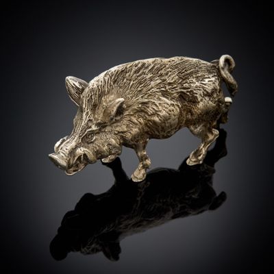 un gros plan d'une figurine de sanglier sur une surface noire