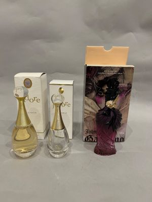 deux flacons de parfum posés l'un à côté de l'autre sur une surface blanche