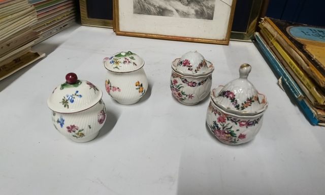 Quatre pots à sauce couverts, 18eme. un monogrammé en creux DV po...
