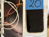 deux téléphones portables qui se trouvent dans une boîte