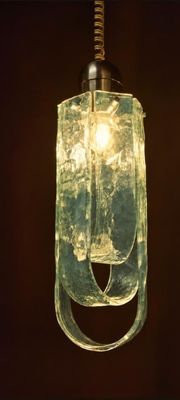 une lampe suspendue au-dessus d'une table