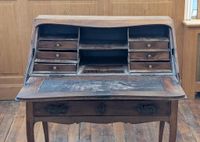 Bureau dit "dos d'âne" en bois naturel mouluré, le piètement… (photo 3)
