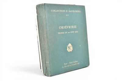 un livre posé sur une surface blanche