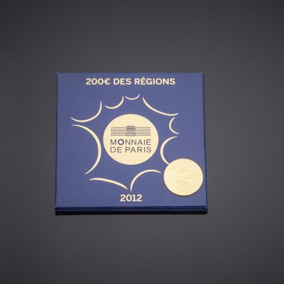 un gros plan d'une boîte bleue sur laquelle repose une pièce