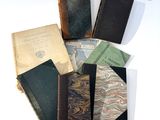 plusieurs vieux livres posés les uns sur les autres sur une table
