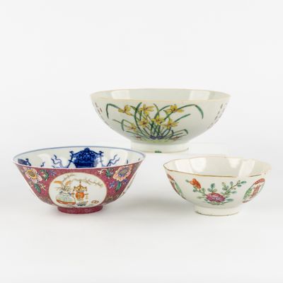 trois bols chinois ornés de motifs floraux sur fond blanc
