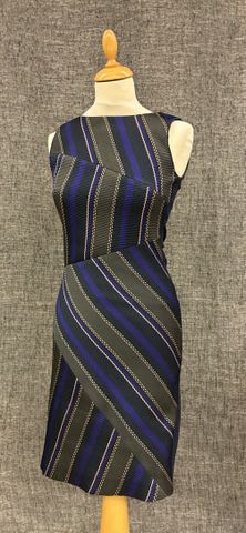 HUGO BOSS – Jolie Robe de cocktail chasuble à deux faces asymétri...