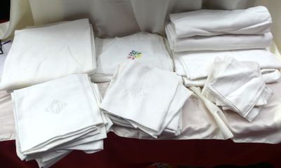 beaucoup de serviettes blanches pliées sur une table