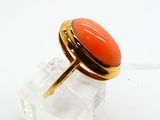 une image représentant une bague ornée d'une pierre rouge sur un fond transparent