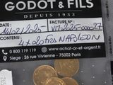 un sac de pièces d'or posé sur une table