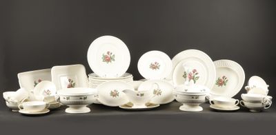 beaucoup de vaisselle et de tasses blanches sur la table