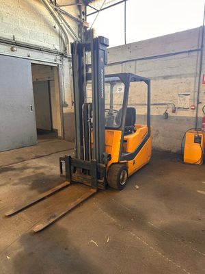 une image d'un chariot élévateur à fourche dans un entrepôt