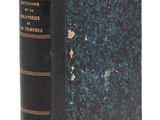 un vieux livre posé sur une table à côté d'un fond blanc