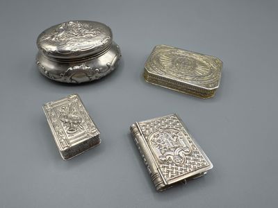 quatre objets en argent, dont une boîte, un étui à cigarettes et un briquet