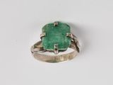 Gros plan sur une bague ornée d'une pierre verte