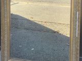 un miroir posé au bord de la rue