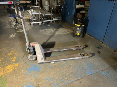 un petit diable garé dans un garage