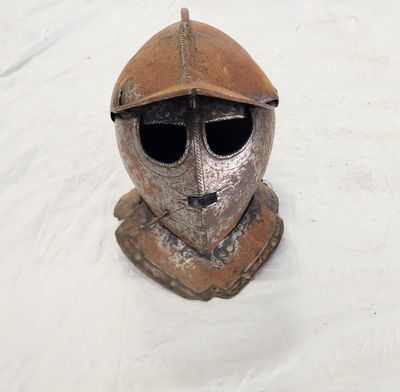 un casque posé sur un sol recouvert de neige