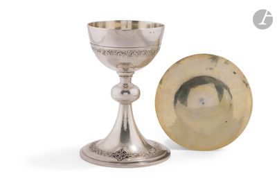 une image représentant une coupe en argent et une assiette en or sur fond blanc