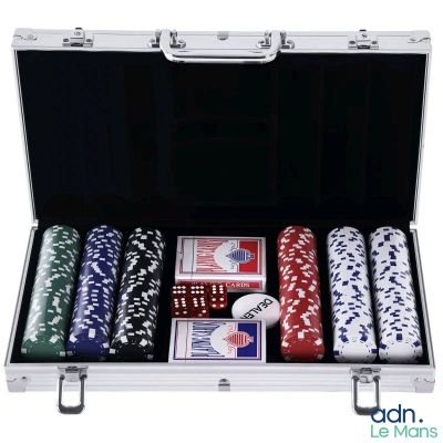 une mallette contenant des jetons de poker et des cartes à jouer