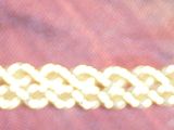 gros plan d'un bracelet en or sur une table