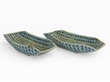 deux bols bleus et blancs à pois, posés sur une surface blanche
