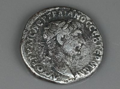 une vieille pièce d'argent portant une tête de femme