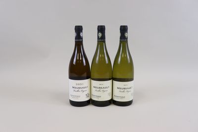 trois bouteilles de vin posées les unes à côté des autres sur une surface blanche