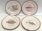 quatre assiettes contenant différents types de poisson, posées sur une table