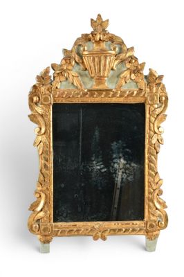 un miroir avec un cadre doré sur fond blanc