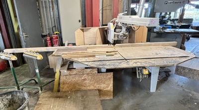 une photo d'un établi dans un atelier de menuiserie