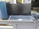 un ordinateur portable posé sur un bureau à côté d'un moniteur