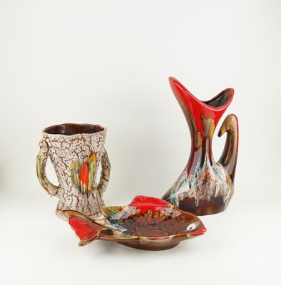 deux vases posés l'un à côté de l'autre sur une table