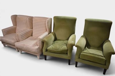 trois chaises vertes placées les unes à côté des autres sur une surface blanche